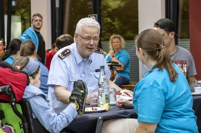 Generalarzt Dr. Jörg Ahrens im Gespräch mit Betreuerin Aileen Ebrecht.