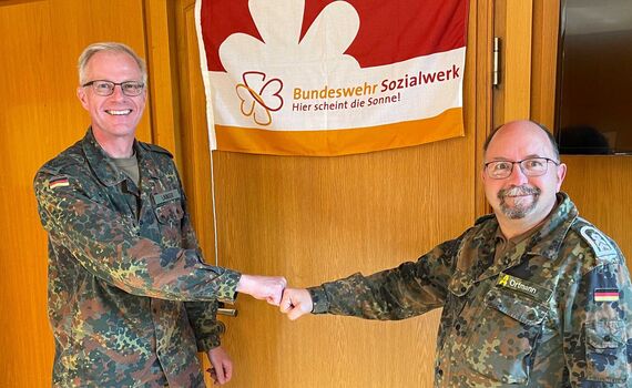Oberst Martin Langer (li.) beglückwünscht den Regionalstellenleiter Kaufbeuren Stabsfeldwebel Bernd Ortmann.